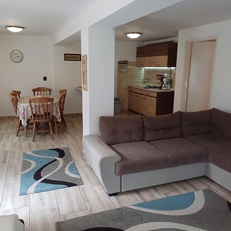 Eszter Vendeghaz Apartment ทิสซาฟือแรด ภายนอก รูปภาพ