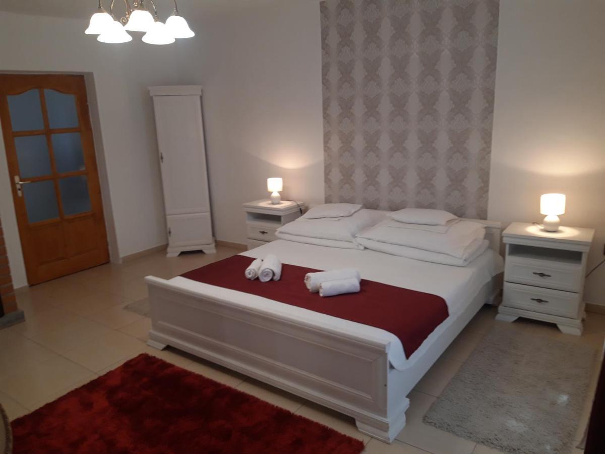 Eszter Vendeghaz Apartment ทิสซาฟือแรด ภายนอก รูปภาพ