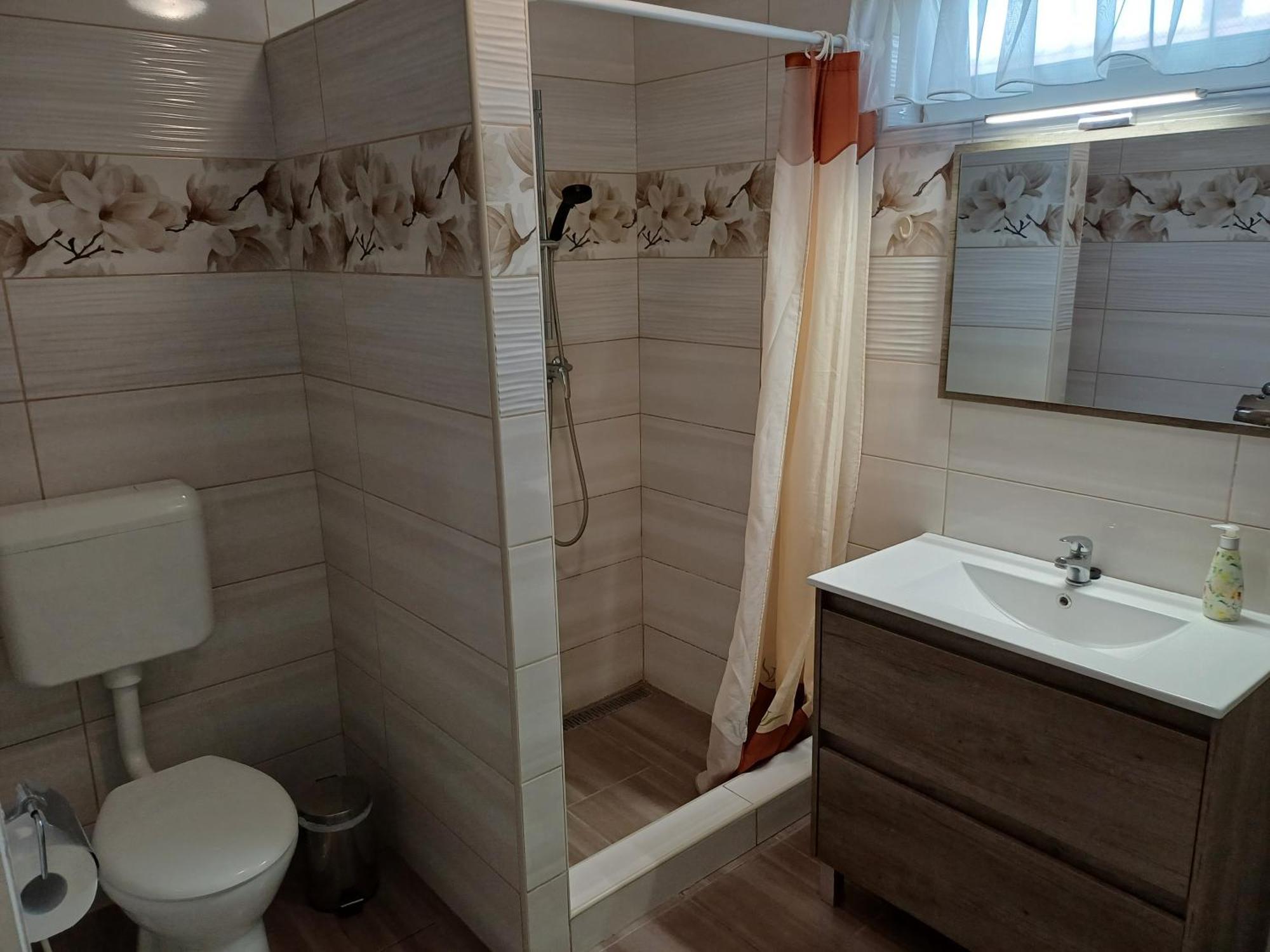 Eszter Vendeghaz Apartment ทิสซาฟือแรด ภายนอก รูปภาพ