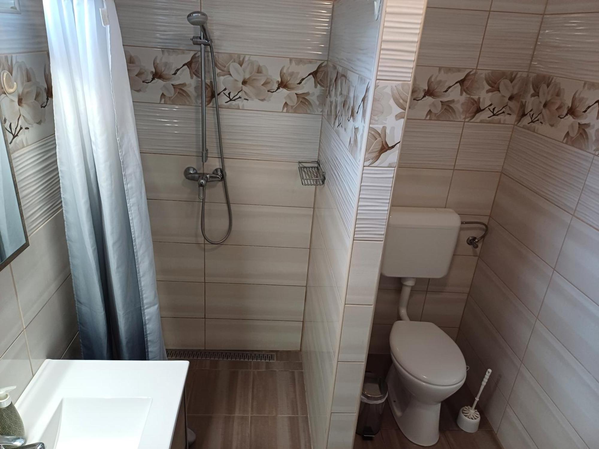 Eszter Vendeghaz Apartment ทิสซาฟือแรด ภายนอก รูปภาพ